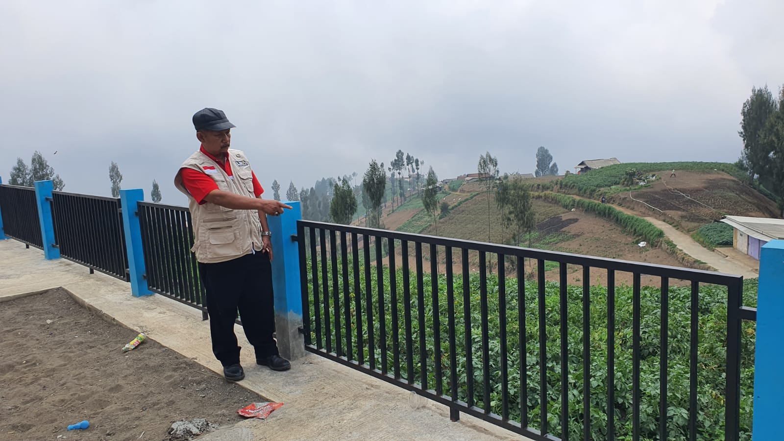 Bangunan pagar pengaman di belakang SD Negeri 2 Ngadas Kecamatan Poncokusumo Kabupaten Malang. (Foto : Dok.LIRA)