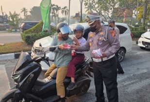 Asap Tebal Selimuti Pekanbaru, Ditlantas Polda Riau Bagikan Ribuan Masker kepada Masyarakat