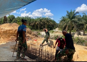 Perkuat Pondasi Jembatan Gantung Garuda, Satgas Jembatan Kodim 0302/Inhu Kebut Perakitan Struktur Besi Beton Dengan Teliti