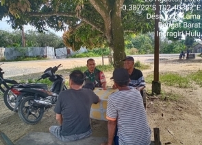 Babinsa Koramil 01/Rengat Pererat Silaturahmi dengan Tokoh Masyarakat di Desa Kota Lama