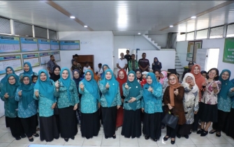 Ketua TP PKK Kabupaten Asahan Serahkan Bantuan kepada Poklak Kelurahan Sentang
