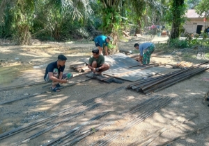 Pembangunan Jembatan Gantung Garuda Terus Dikebut, Satgas Kodim 0302/Inhu Kerjakan Rangka Besi