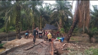 Tim Satgas Kodim 0302/Inhu dan Warga Gotong Royong Bangun Jembatan Garuda