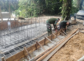 Genjot Pekerjaan Jembatan Gantung Garuda, Satgas Kodim 0302/Inhu Lakukan Pengecoran Pondasi