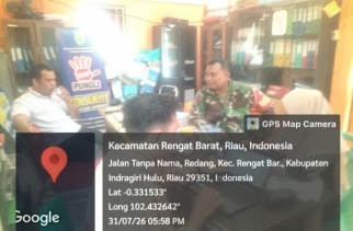 Perkuat Kamtibmas, Babinsa Koramil 01/Rengat Gelar Komsos Dengan Perangkat Desa.