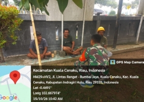 Pererat Silaturahmi dengan Warga, Babinsa Koramil 01/Rengat Ajak Masyarakat Cegah Karhutla dan Jauhi Narkoba