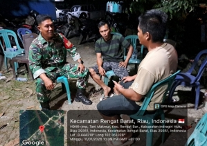 Pastikan Wilayah Binaan Aman Babinsa Koramil 01/Rengat Melaksanakan Patroli Malam