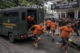 Geger di PN Pekanbaru! Enam Tahanan Diduga Kabur Saat Turun dari Mobil Tahanan