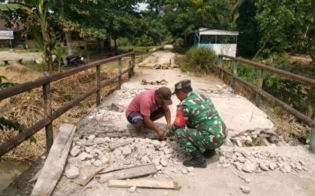 Babinsa Koramil 01/Rengat Dan Warga Melaksanakan Pembangunan Jembatan Garuda Didesa Tanjung Sari