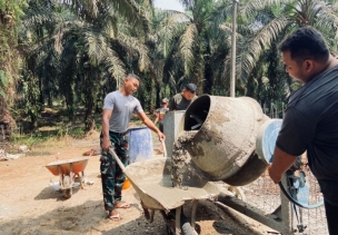 Terik Matahari Tak Hentikan Satgas Kodim 0302/Inhu Bangun Jembatan Gantung Garuda