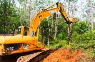 Tangan Besi Terus Bantu TMMD Libas Hutan dan Semak Belukar Buat Jalan Untuk Masyarakat