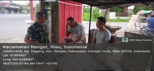 Melaksanakan Komsos Babinsa Kunjungi Warga Kelurahan kampung Dagang Inhu