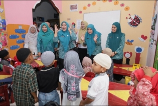 Tumbuhkan Budaya Literasi, Ketua TP PKK Kabupaten Asahan Kunjungi PAUD Sentang