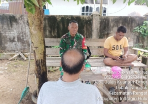 Pantau Wilayah Binaan Melalui Komsos , Babinsa Koramil 01/Rengat Sambangi Warga Paskem