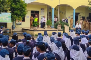 Pimpin Upacara di SMP Negeri 4 Tebingtinggi, Kasat Narkoba Ajak Siswa Tingkatkan Disiplin dan Hindari Pelanggaran
