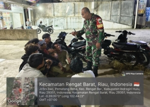 Danpos Rengat Barat Ingatkan Remaja Untuk Jaga Keamanan Dan Jauhi Miras Serta Narkoba Saat Patrolinya