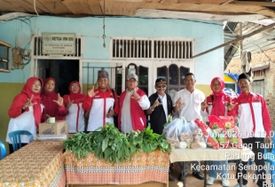 Walikota LIRA Pekanbaru Juli Indrawan Lubis Bersama Pengurus Salurkan Sembako ke Warga Padang Bulan