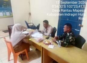 Jalin Hubungan Baik dengan Perangkat Desa, Babinsa Koramil 01/Rengat Aktif Laksanakan Komsos