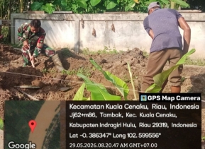 Perhatian Kepada Warganya Babinsa Jalankan Komsos Serta Bantu Warganya Gali Lubang Pondasi Rumah