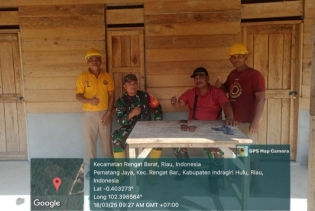 Babinsa Koramil 01/Rengat Laksanakan Komsos Bersama Karyawan Perkebunan Sawit Di Desa Binaan.