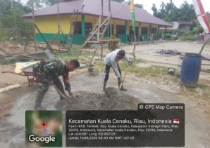 Wujud Nyata Kemanunggalan TNI dan Rakyat Babinsa Koramil 01/Rengat Bantu Warga Renovasi Rumah