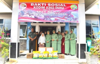 Dandim 0302/Inhu Dan Ketua Persit Cab.LI Dim 0302/Inhu Lakukan Baksos Serahkan Sembako Kodim 0302/Inhu Dalam Rangka HUT Ke -75 Kodam I / Bukit Barisan.