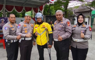 Helm SNI hingga Bibit Pohon Dibagikan, Polantas Karib Tebar Berkah Bersama Ojol Pekanbaru
