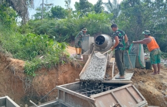 Tetap Sinergi Membangun Negeri, Satgas Jembatan Kodim 0302/Inhu Kejar Target Pengecoran Jembatan Gantung Garuda