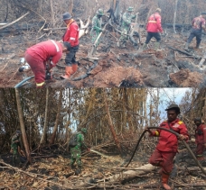 Karhutla Kembali Terjadi Babinsa Sigab Bantu Pad di Desa Sungai Guntung Hilir