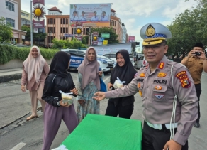 Ditlantas Polda Riau Berbagi Takjil Sekaligus Mengajak Masyarakat Tertib Berlalu Lintas