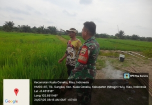 Tidak Putus Silatuhrahmi Dan Keakraban Dengan Perangkat Desa Babinsa Koramil 01/Rengat Laksanakan Komsos Di wilayah Binaan.