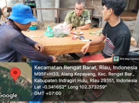 Komsos Bersama Warga, Babinsa Koramil 01/Rengat Pererat Silaturahmi di Desa Alang Kepayang