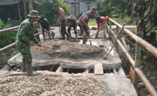 Babinsa Koramil 01/Rengat Bersama Warga Goro Bangun Jembatan Garuda