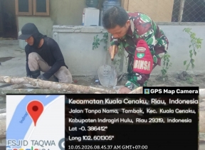 Siapkan Pondasi Rumah Babinsa Bantu Warganya Potong Kayu Untuk Penyiapanya
