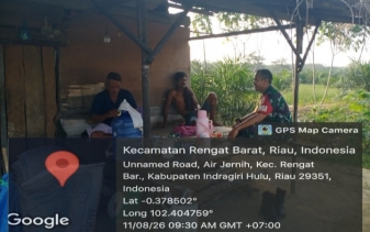 Babinsa Koramil 01/Rengat Laksanakan Komsos Bersama Warga Desa Air Jernih