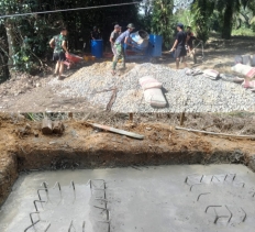 TNI Bangun Konektivitas Satgas Kodim 0302/Inhu Kebut Pengecoran Pondasi Jembatan Gantung Garuda