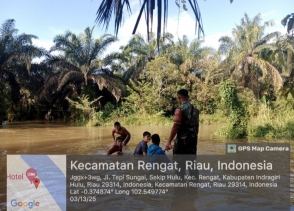 Waspada Banjir Smakin Besar Babinsa Ajak Perangkat Desa Lakukan Himbauan Kepada Warga