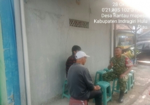 Berbincang Santai Babinsa dengan Warga Desa Binaan