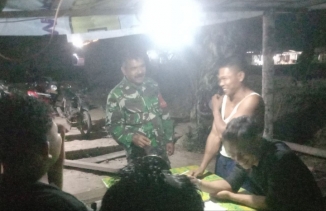 Jaga Kondusivitas Wilayah, Babinsa Koramil 01/Rengat Gelar Siskamling Malam di Desa Kampung Pulau,Ini Penjelsan Serda Zakirman