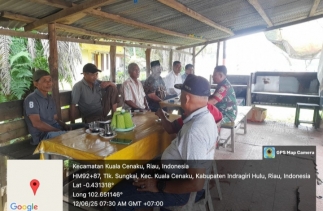 Jalankan Komsos Dengan Perangkat Desa Babinsa Koramil 01/Rengat Turun Di wilayah Binaan.