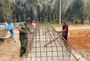 Tak Lelah dan Tetap Semangat Tim Satgas Kodim 0302/Inhu dan Warga Goro Bangun Jembatan Gantung Garuda