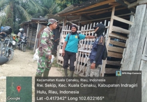 Lewat Komsos, Babinsa Koramil 01/Rengat Perkuat Kedekatan dengan Warga