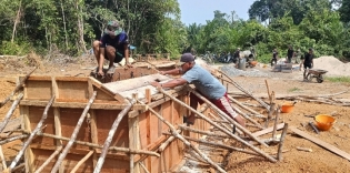 Pembangunan Jembatan Gantung Garuda, Satgas Kodim 0302/Inhu Laksanakan Pengecoran Pondasi