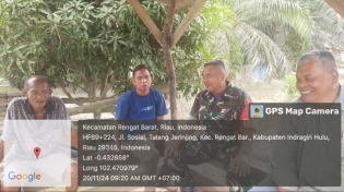 Sambangi Warga Desa Binaan Babinsa  Desa Tajir Lakukan Komsos