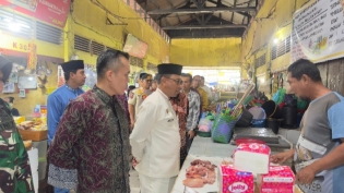 Harga Ayam Melonjak, Bupati Rohil dan Sekda Gelar Rapat TPID dan Sidak ke Pasar Tradisional