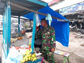 Babinsa Komsos Bersama Pedagang Gorengan Berikan Himbau Agar Menjaga Kebersihan Makanan.