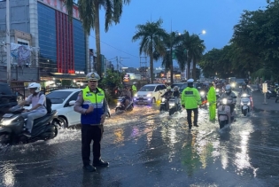 Hujan Deras Rendam Pekanbaru, Dirlantas Polda Riau Pimpin Langsung Urai Kemacetan dan Bantu Pengendara