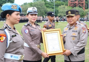 Kapolda Riau Beri Penghargaan kepada 8 Personel Ditlantas, Briptu Jessica Ukir Prestasi Nasional di Kejuaraan Karate