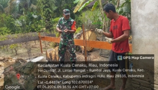 Jalin Kedekatan Dengan Warga Desa Binaan Babinsa Koramil 01/Rengat Membantu  penyiapan  pondasi Rumah.