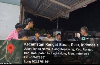 Jaga Kondusivitas Malam, Babinsa 01/Rengat Sambangi Warga dan Pemuda di Wilayah Binaan